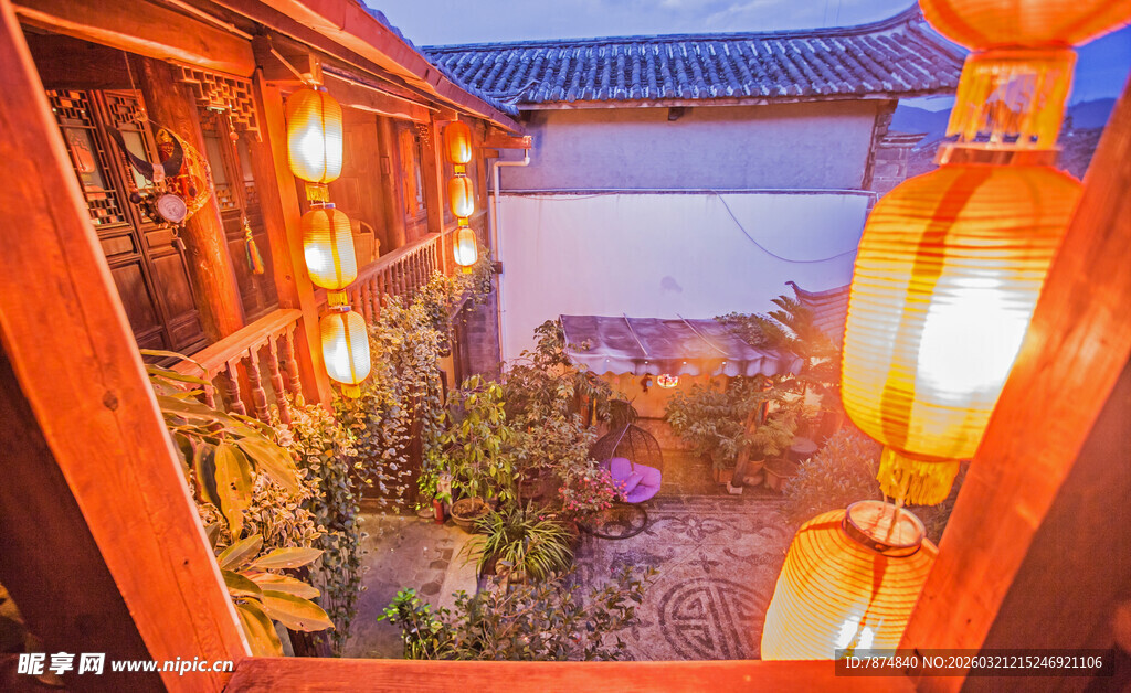 古宅夜景 灯火映照花草