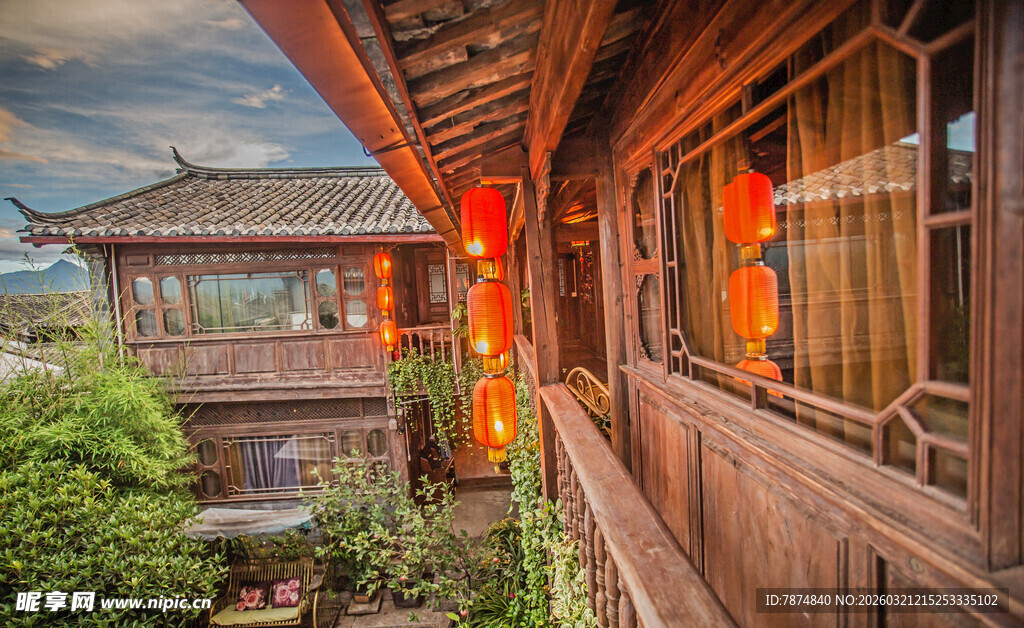 中式古建 红灯笼装点屋檐