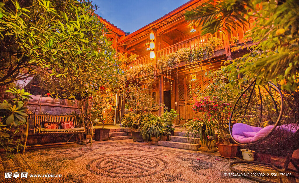 庭院绿植环绕的温馨角落