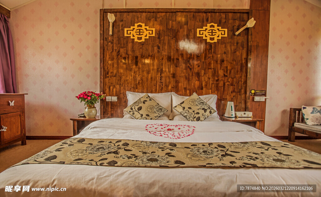 中式风格温馨卧室床铺