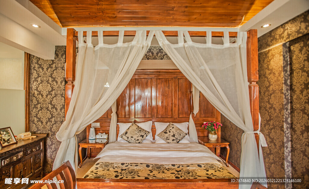 浪漫温馨的木质四柱床房间
