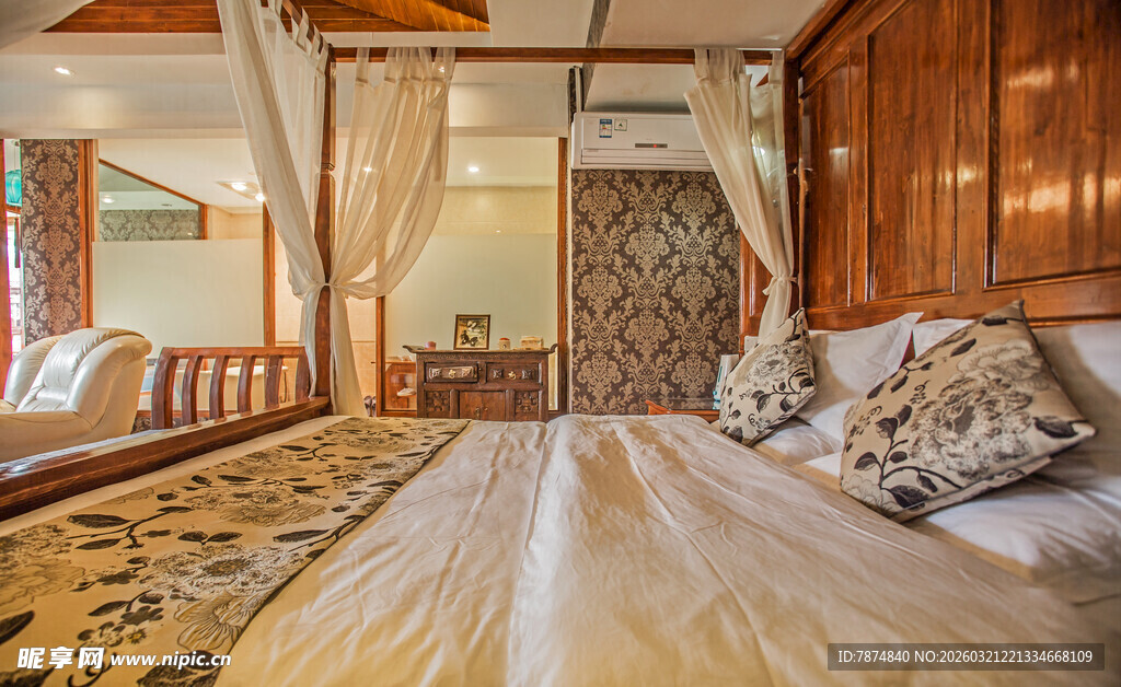 温馨木质卧室舒适床铺