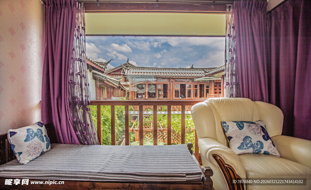 温馨卧室窗边舒适休憩角落