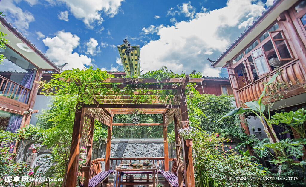 古雅庭院中的绿植与楼阁