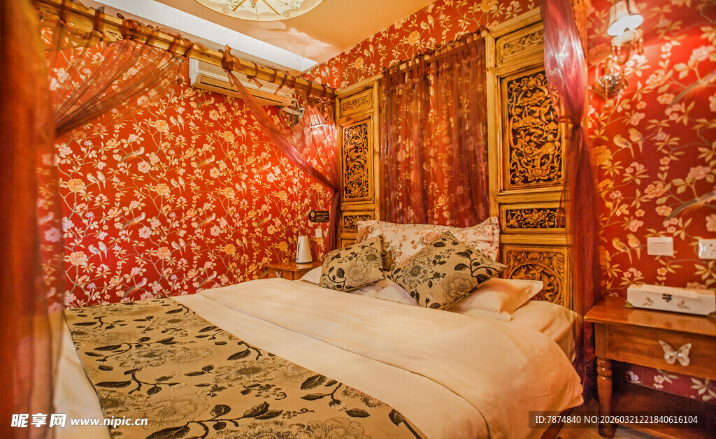 复古花纹装饰的温馨卧室