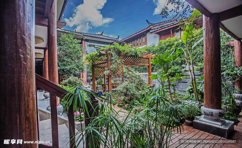 庭院绿植环绕木质景观