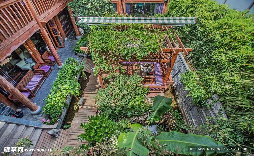 庭院绿植环绕的惬意空间