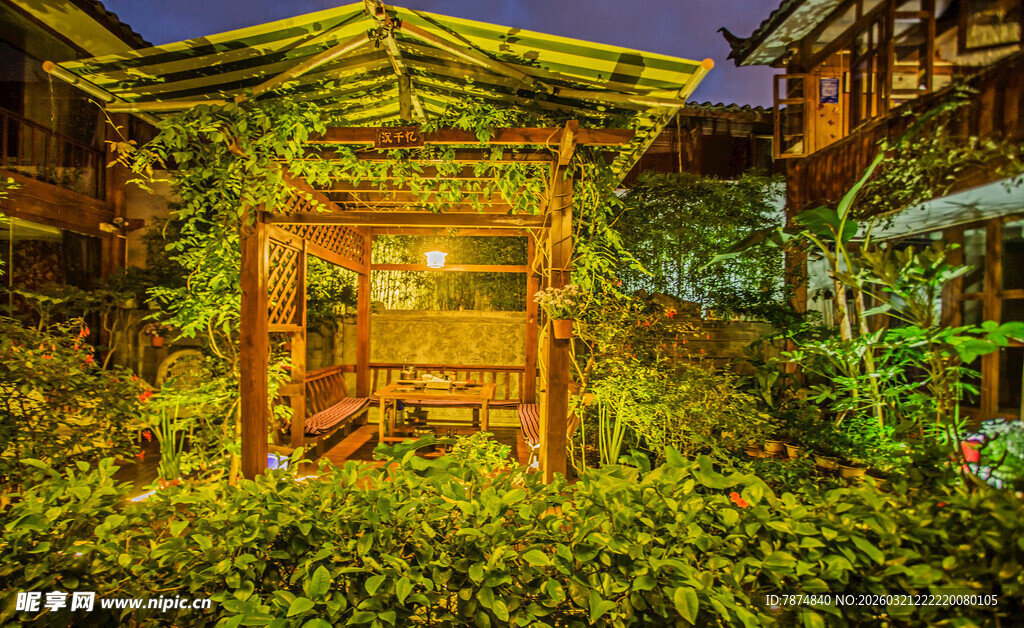 古雅绿植环绕的静谧亭阁