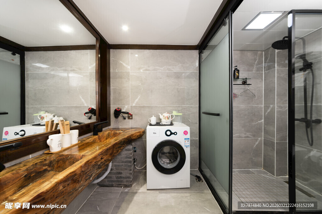 现代风浴室与洗衣区一体