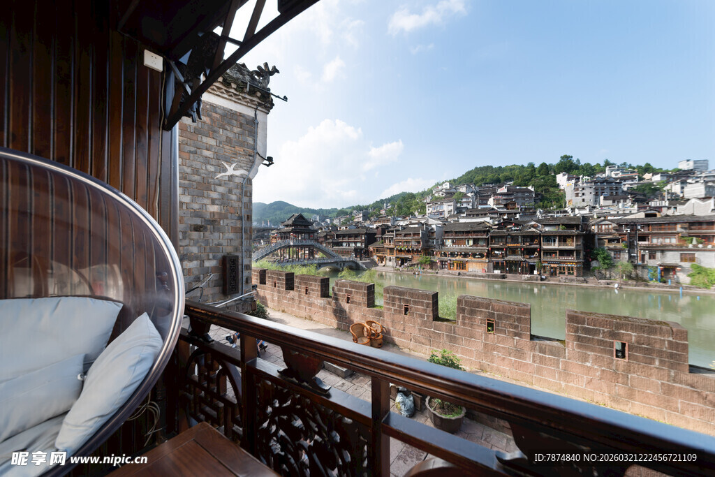 阳台视角下的美丽城镇风光