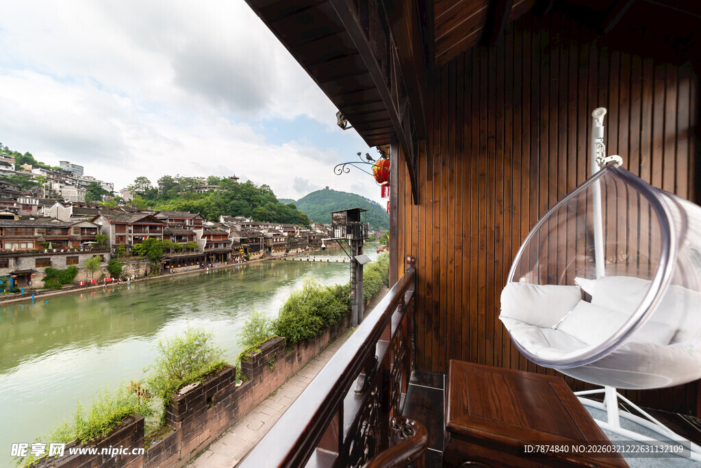 河畔木屋观景阳台惬意视角