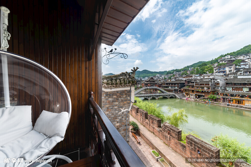 阳台美景 俯瞰水乡与吊椅