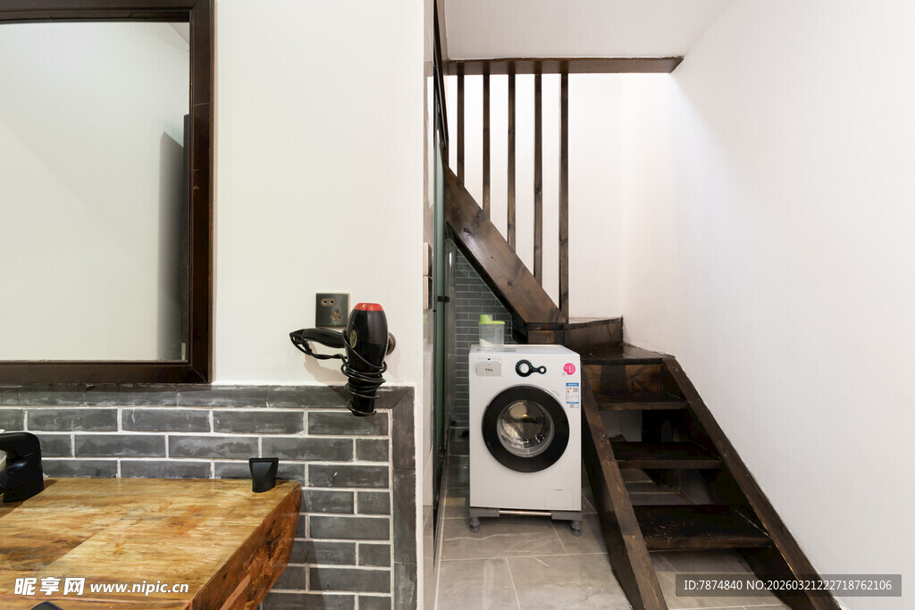 楼梯下的洗衣机安置空间