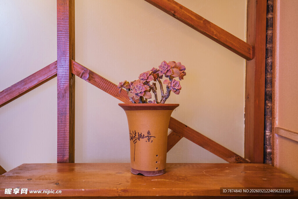 木架上的花瓶与粉色花朵
