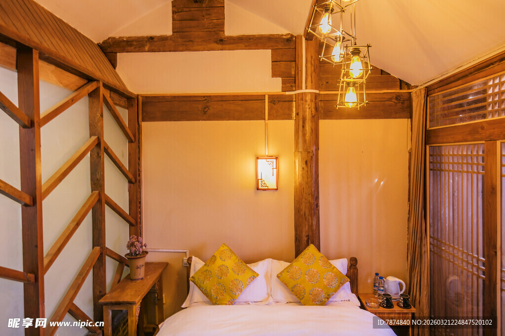 中式温馨木质卧室场景