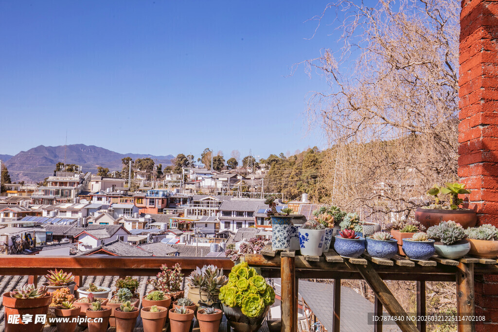 阳台远眺美丽城镇风光