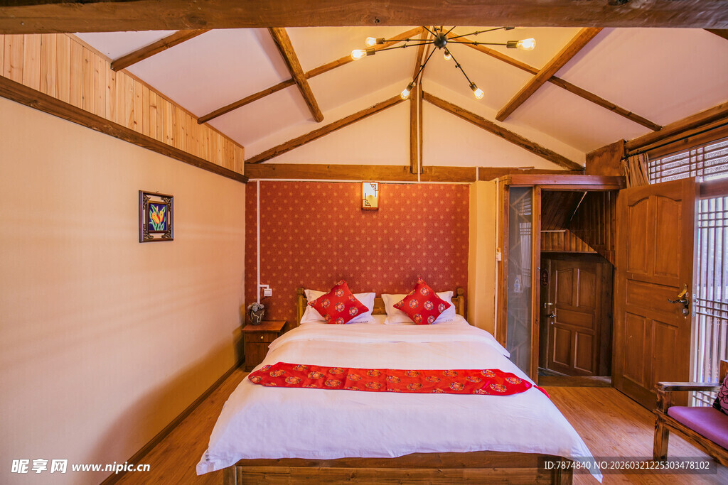 温馨木质风格卧室床铺