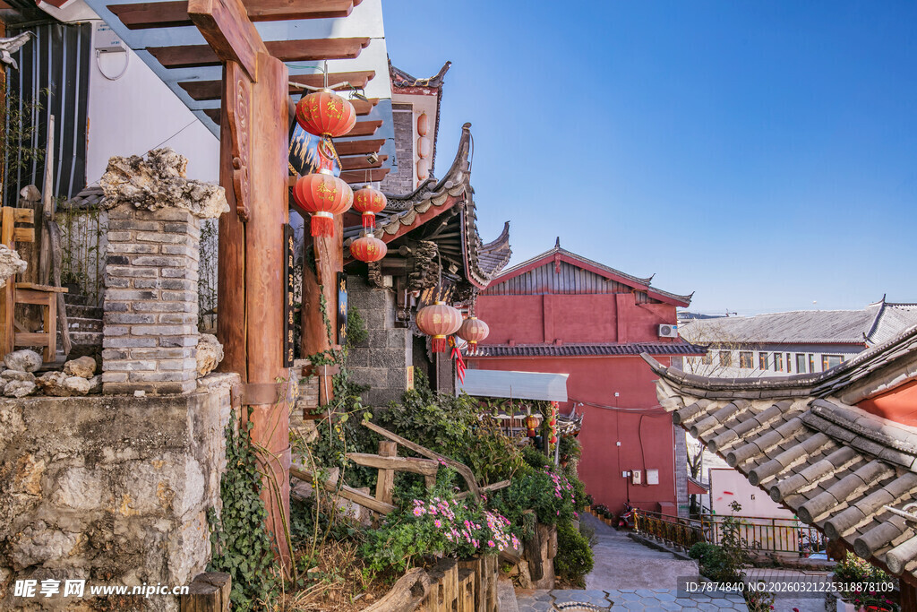 古巷中式建筑与红灯笼