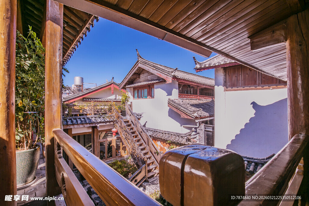 木质阳台外的建筑风景