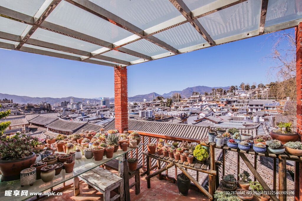 露台美景 俯瞰多彩城镇风光