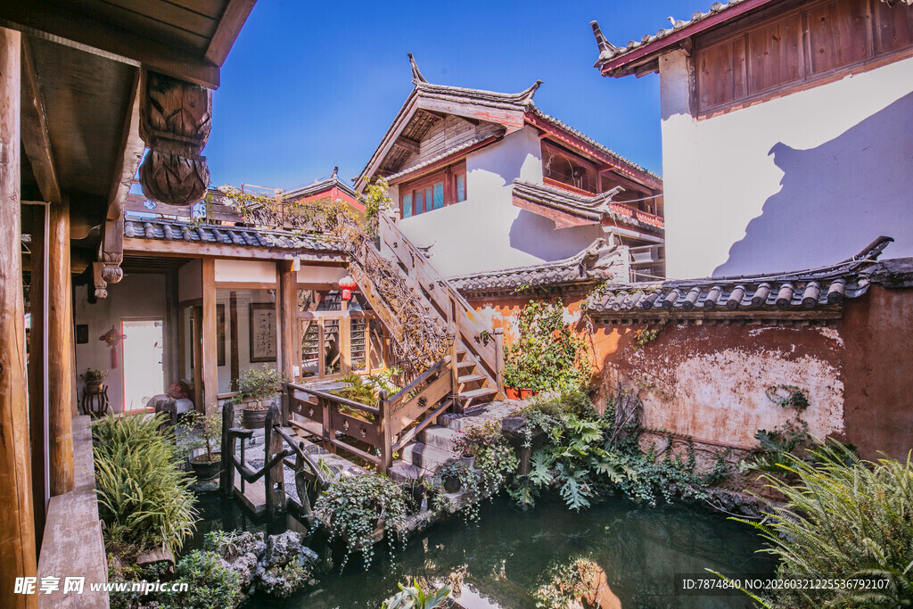 中式庭院中的雅致水景