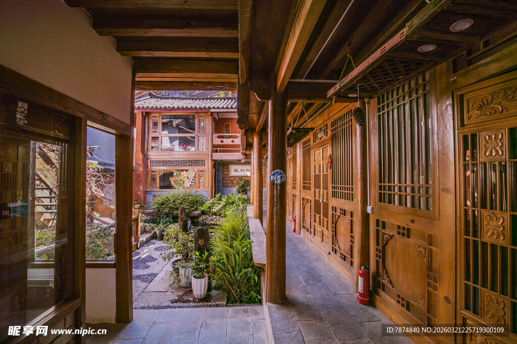 木质走廊庭院景致