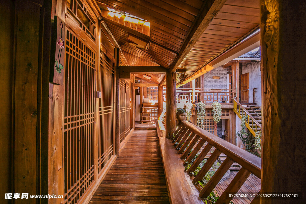 古雅木质长廊内景