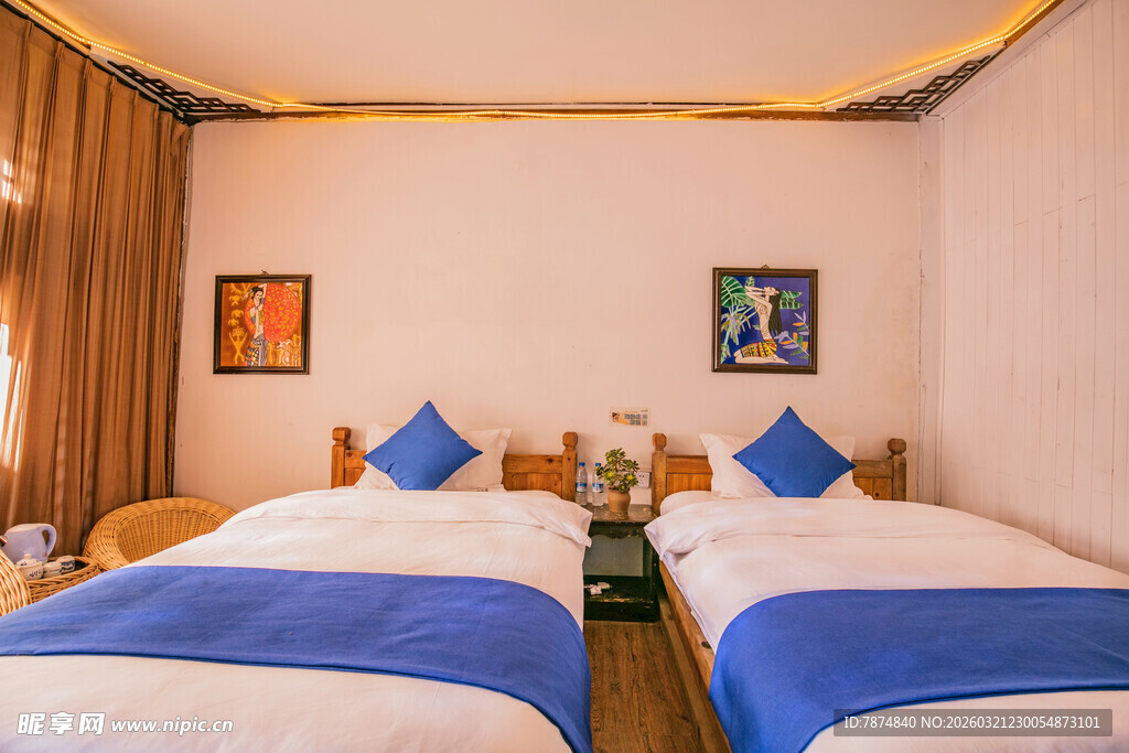 温馨双床客房布置展示