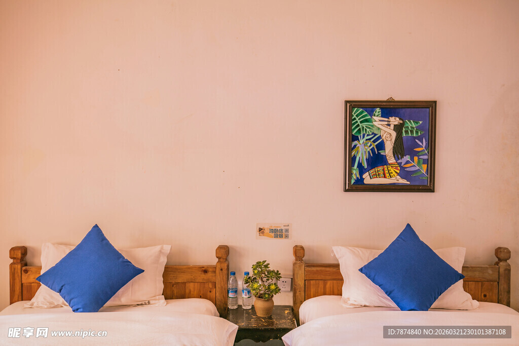 温馨卧室双床装饰展示