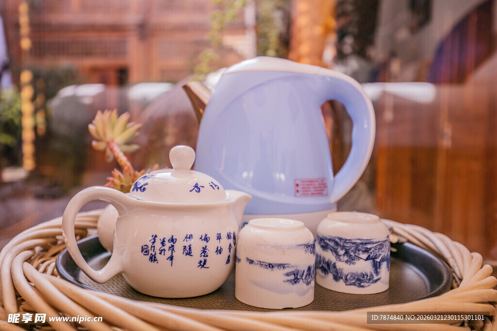 传统中式茶具置于编织篮中