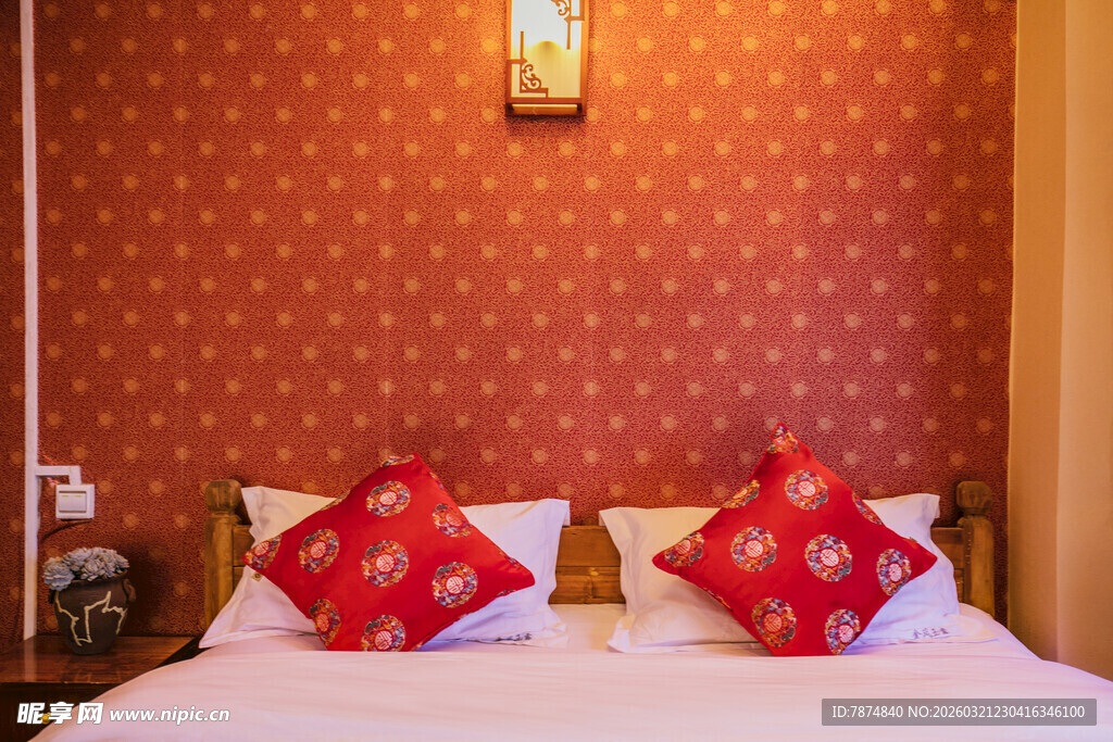 中式温馨卧室床铺一角