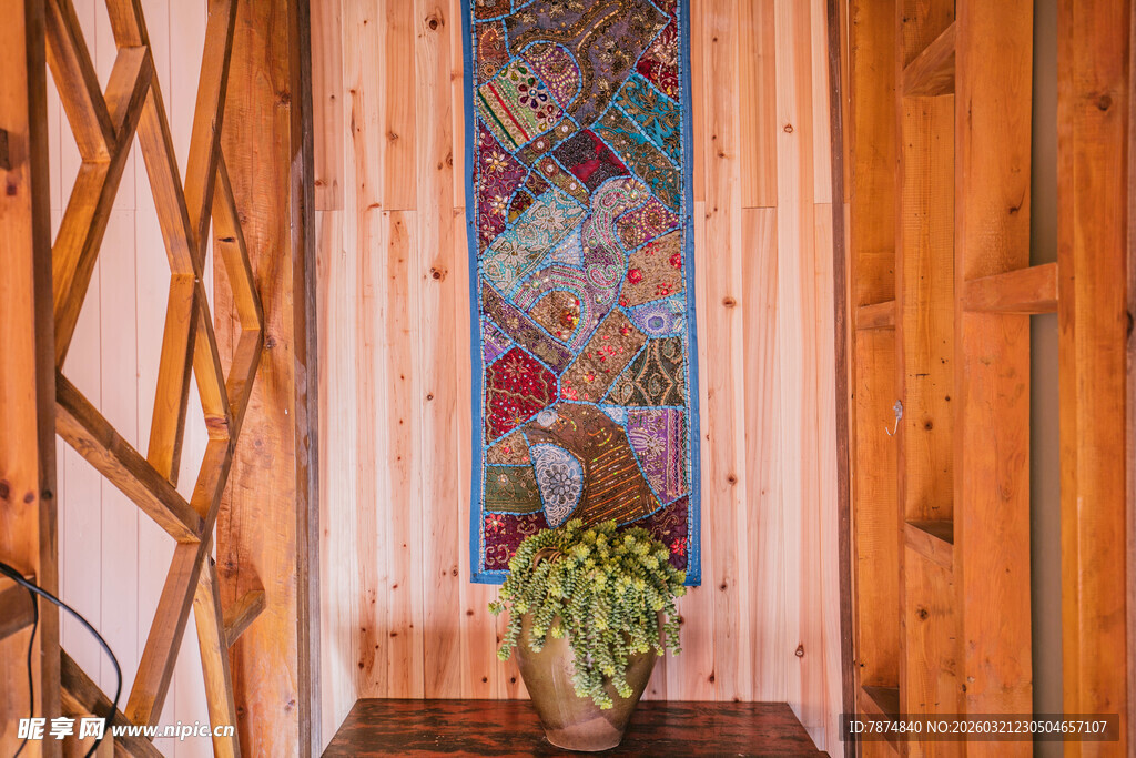 木质走廊的多彩装饰画