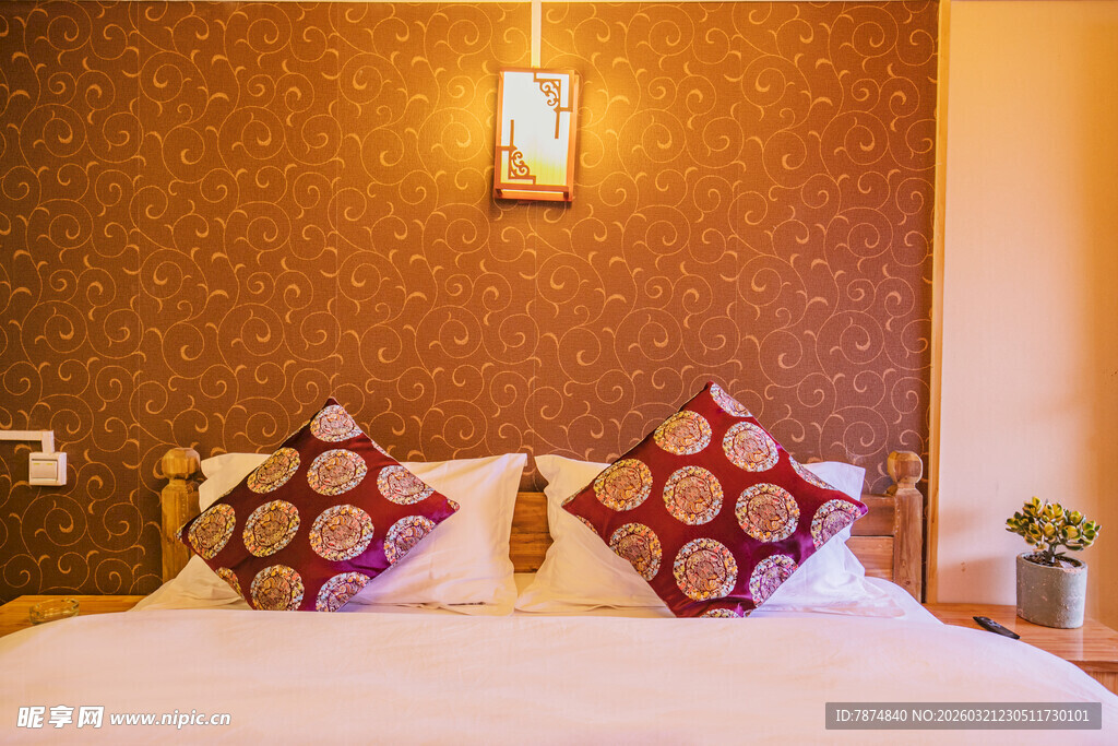 温馨卧室床铺与装饰摆件