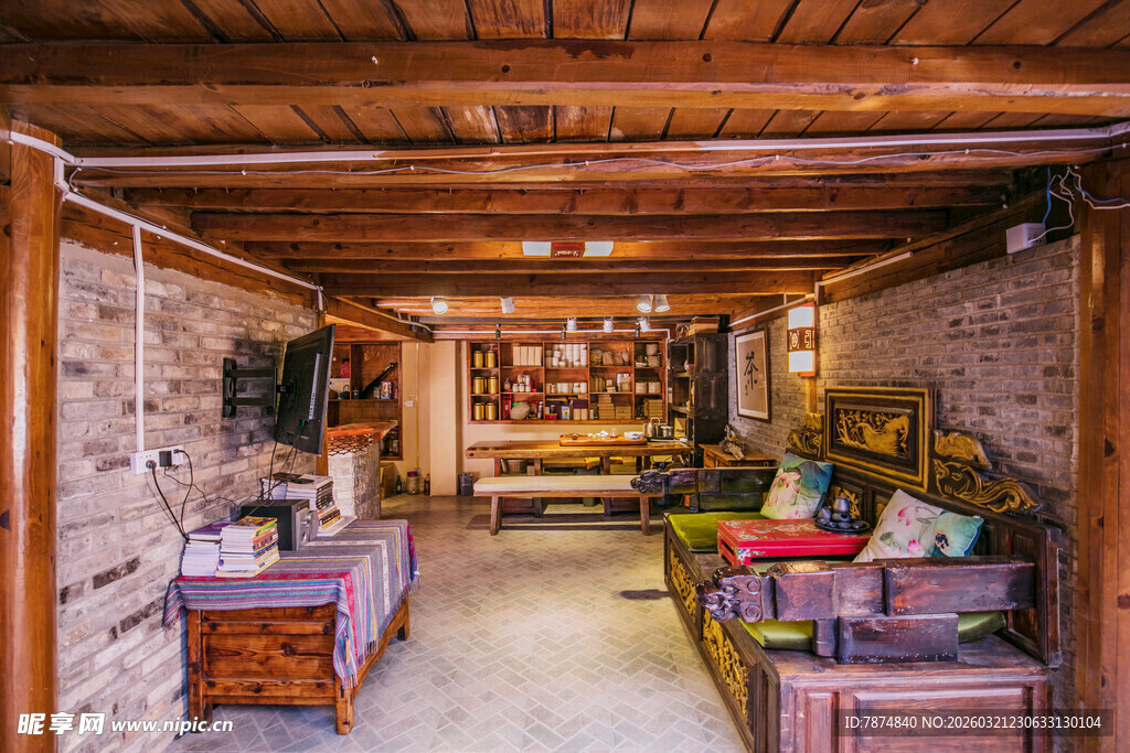 复古温馨的木质室内空间