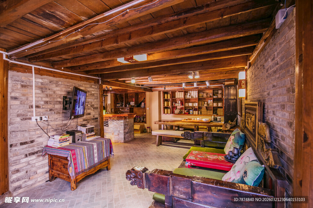 温馨复古风木质客厅一角