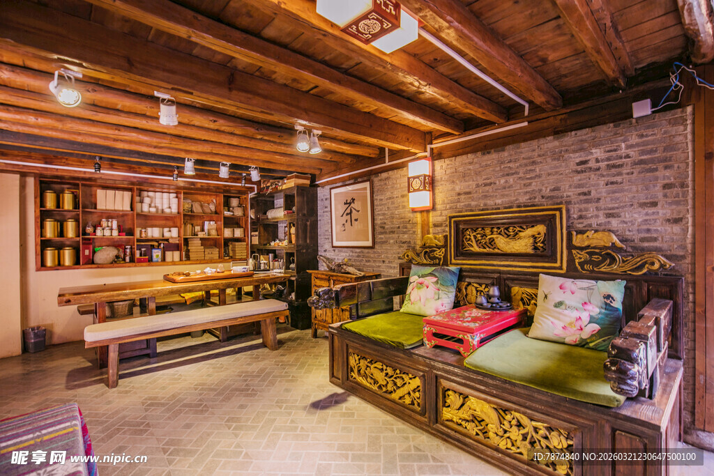 复古风温馨木质民宿房间