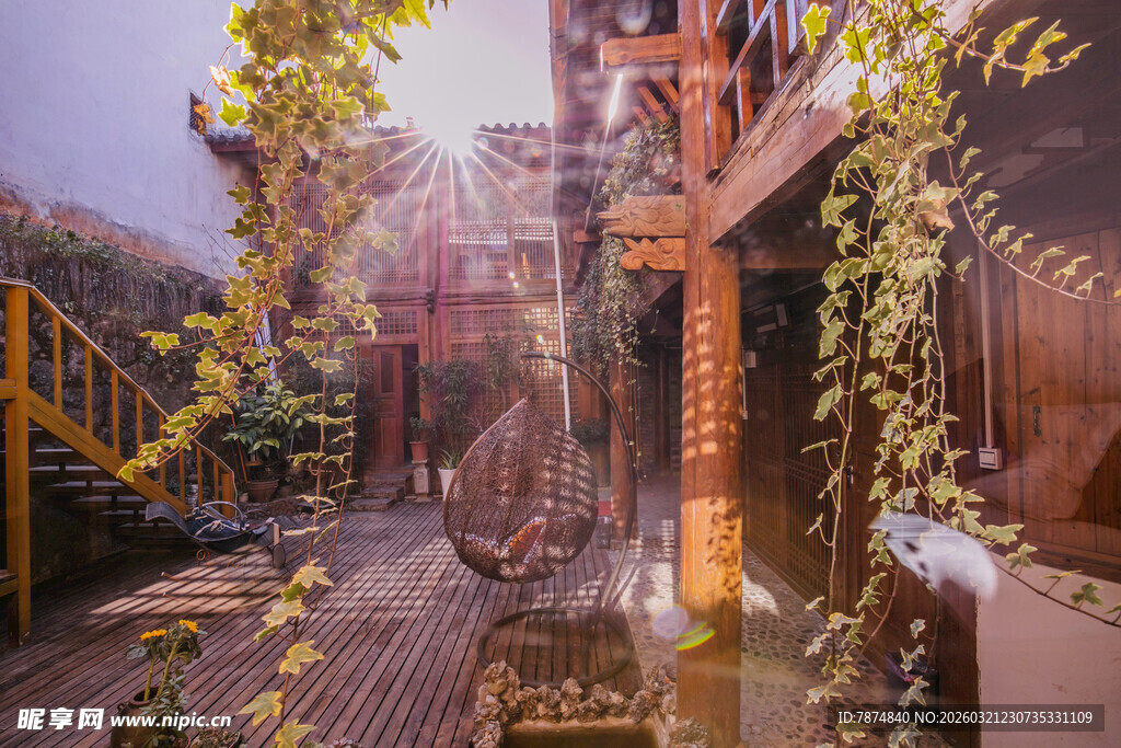 温馨自然的户外木质休闲区