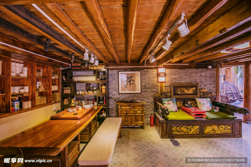 复古风木质装饰的室内空间