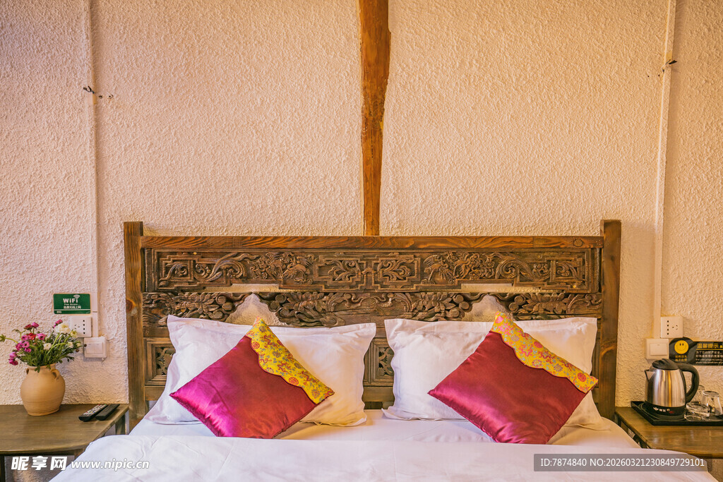 温馨典雅的卧室床铺一角