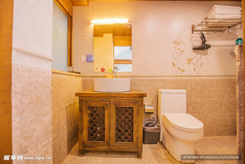 简约风卫生间洗手台与马桶