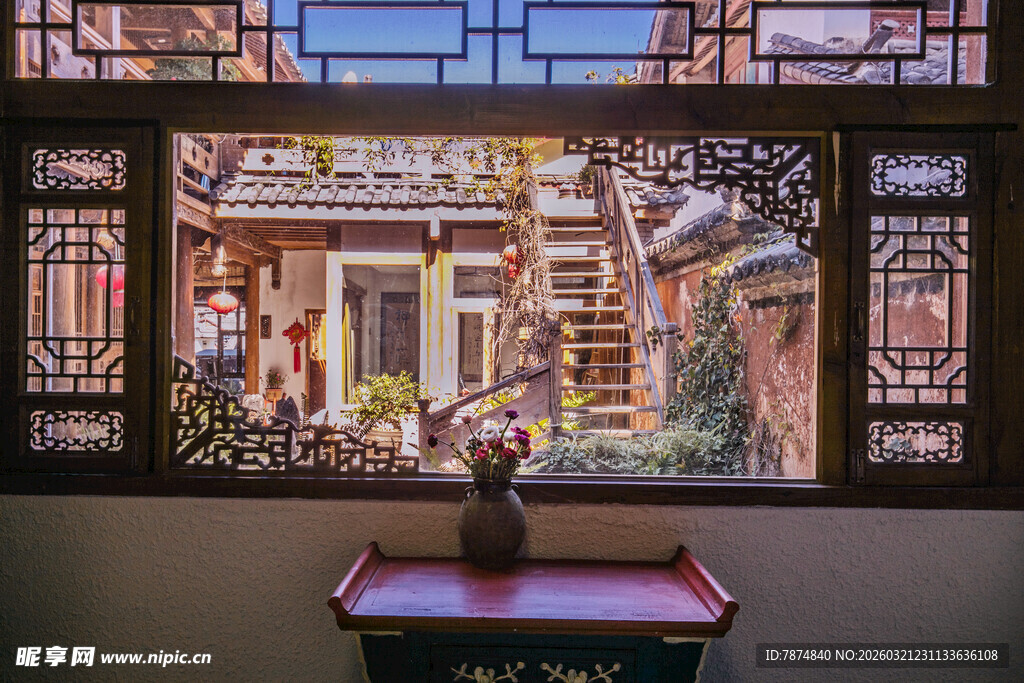 中式窗景下的古朴雅致空间