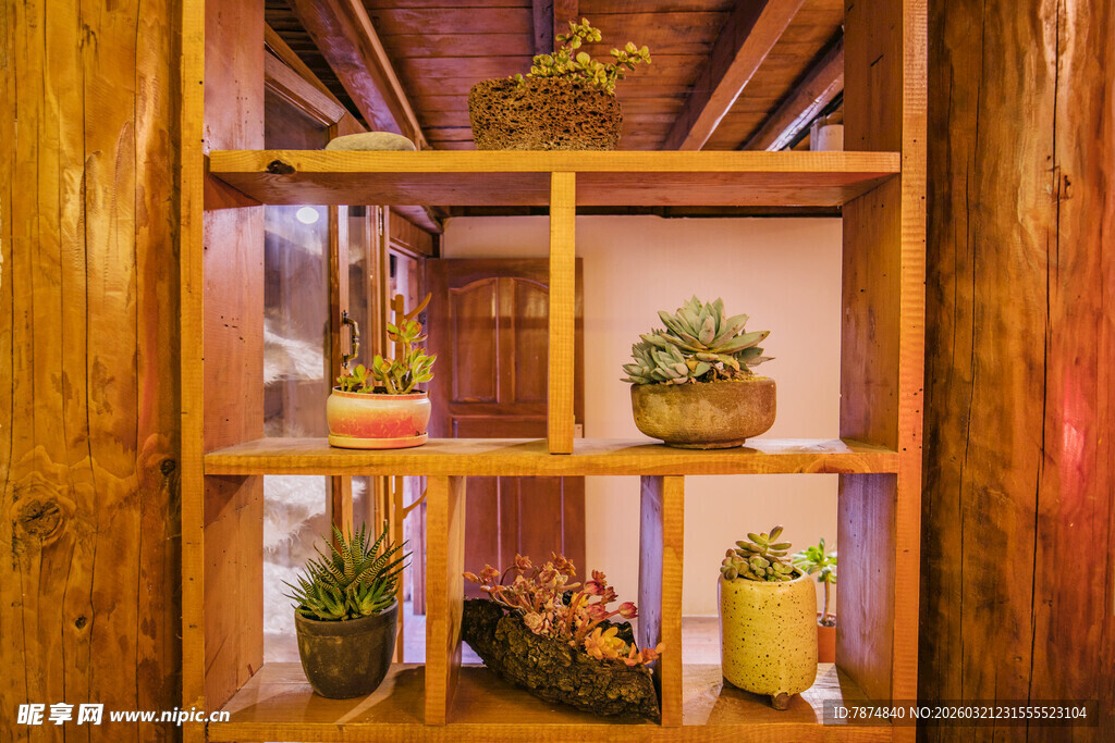 木质花架上的绿植与摆件