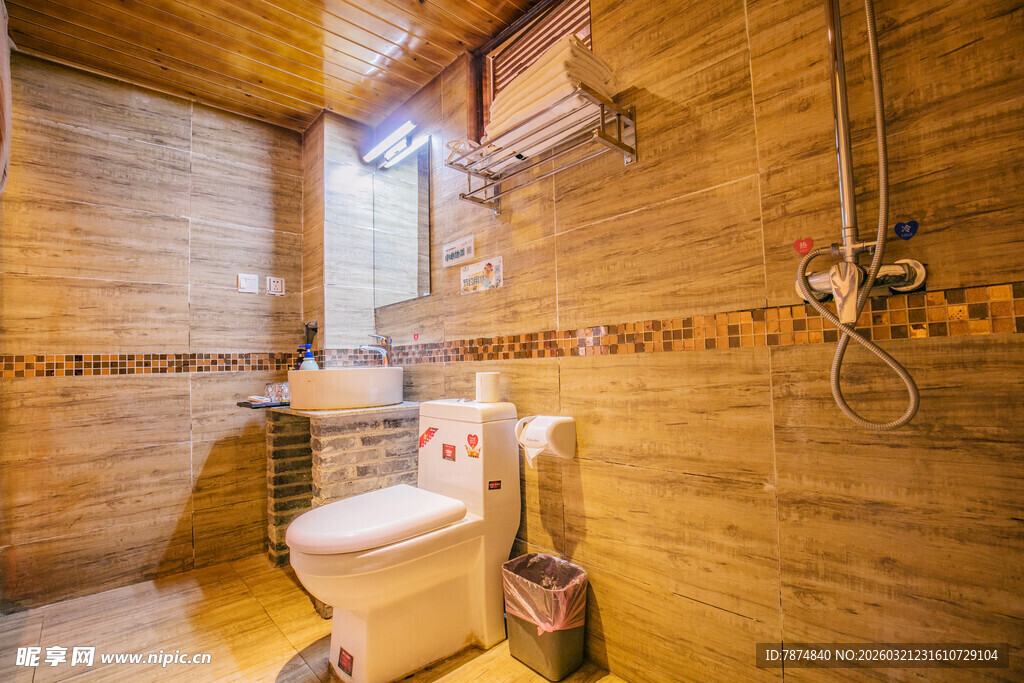 木质风温馨卫生间一角