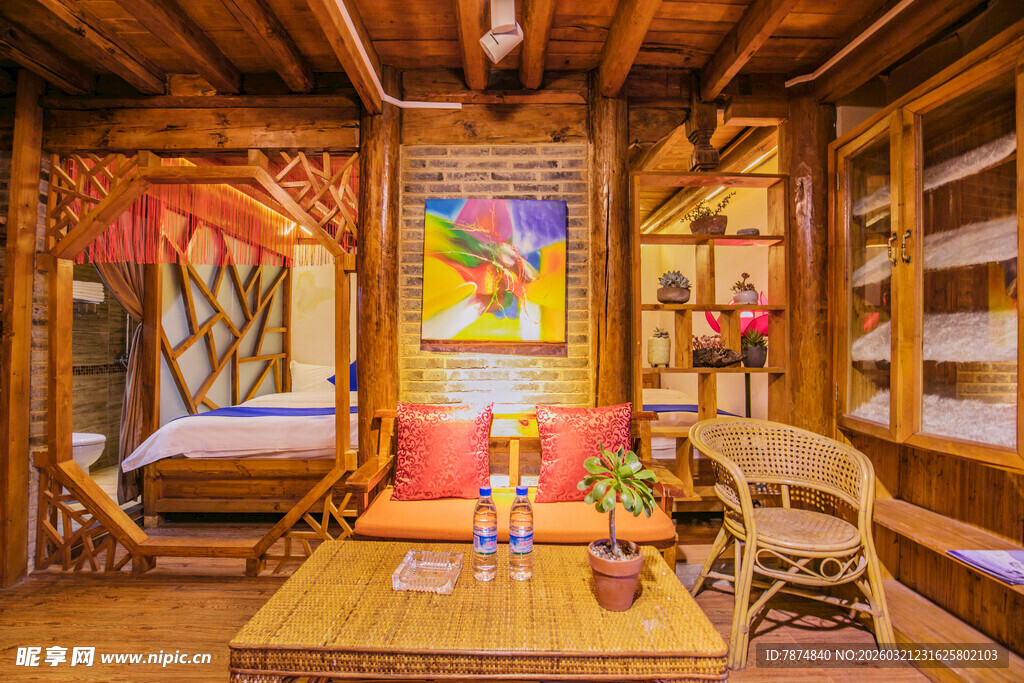 温馨木质民宿室内一角