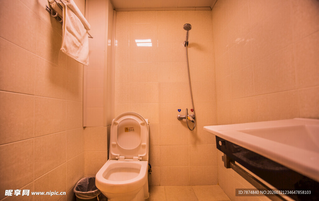 老旧卫生间内景