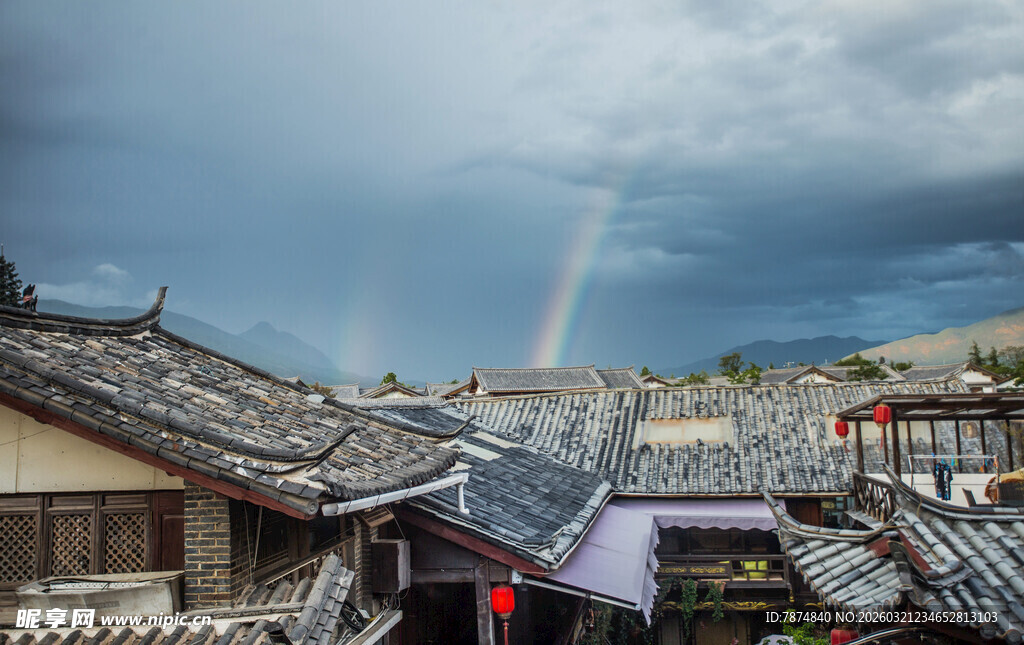 古街上空现绚丽彩虹