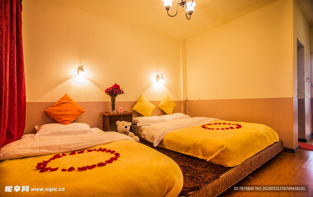 温馨双床卧室浪漫布置