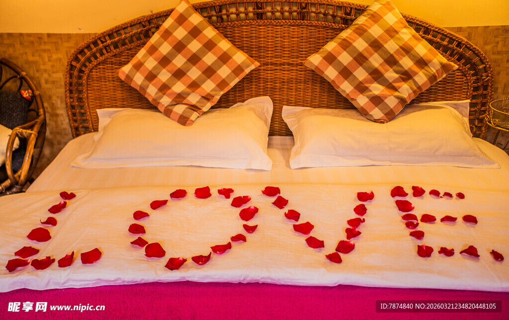 浪漫爱心布置的温馨床铺