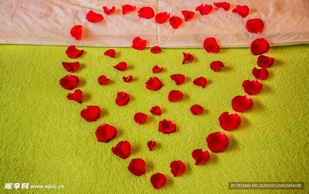 心形玫瑰花瓣浪漫布置
