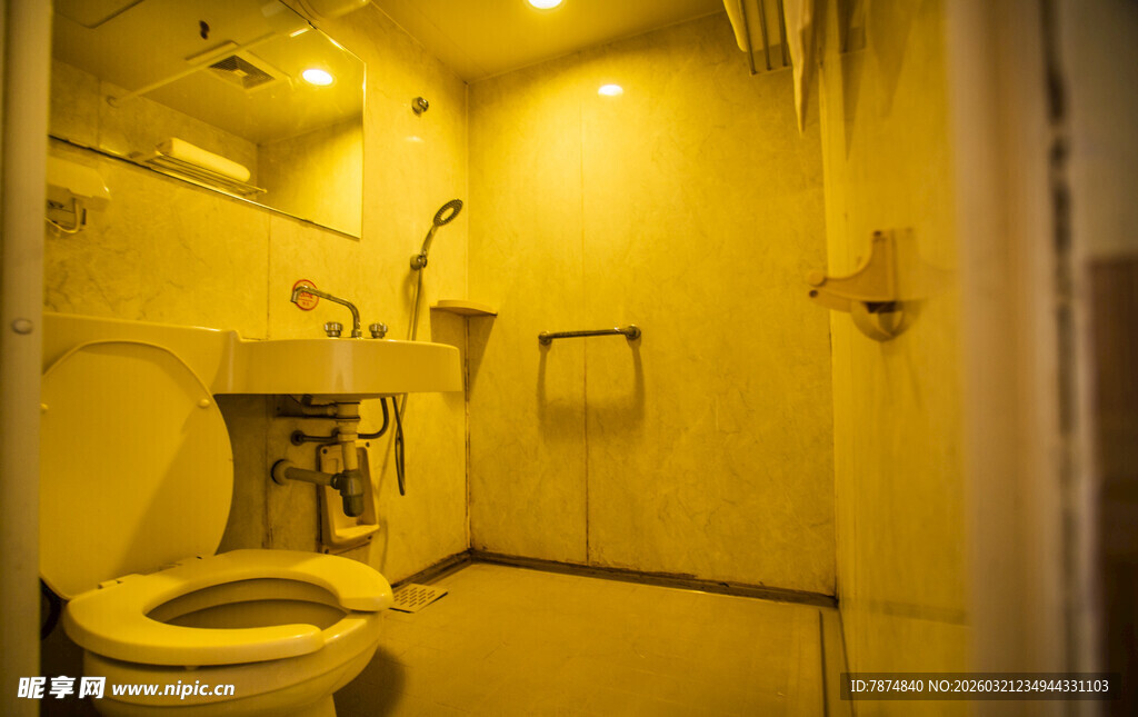 昏暗狭小的卫生间空间